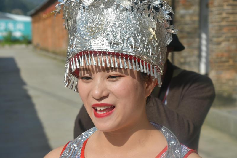 Jeune fille de l’ethnie minoritaire Tujia, portant une coiffe traditionnelle. Dans l’extrême-ouest de la province du Hubei.