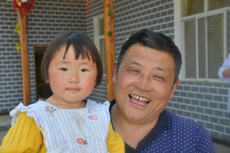 M. Lu et sa fille de deux ans, à Tuyiazhai: «Le Taobao shop contribue très utilement au développement de la coopérative fruitière qui donne du travail à de très nombreuses familles du village». Véritable institution new-tech en Chine pour de l’e-commerce et e-martketing dans les villages, ce bureau de contact contribue largement au désenclavement des régions éloignées des grands centres, par sa formule simple et efficace de commerce et microcrédit pour petites entreprises.