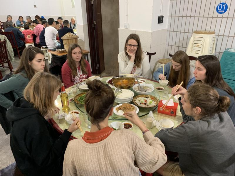 Pour les étudiants, cette immersion fut également l’occasion de découvrir, baguettes à la main, des saveurs et des mets d’une extrême diversité.