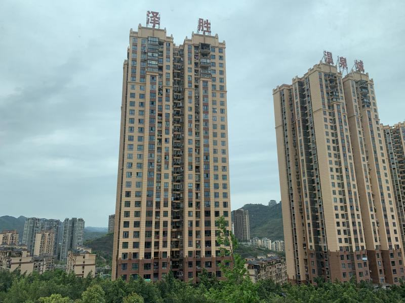 Comme ces barres d’immeubles qui peuvent s’aligner par dizaines, côte à côte, une des premières images qui frappent d’emblée le visiteur en Chine, c’est le gigantisme et l’activité effrenée des chantiers de construction: bâtiments, infrastructures routières et ferroviaires... Le contraste avec les zones rurales de montagne les plus enclavées et les moins densément peuplées est forcément saisissant.