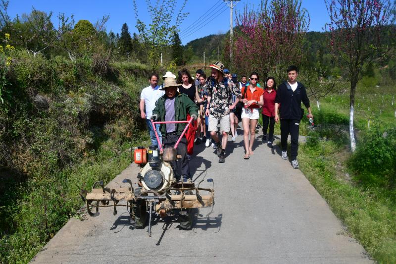 Au détour de leurs visites sur le terrain, les étudiants de la Haute Ecole Condorcet ont découvert les réalités d’une agriculture de montagne savamment «jardinée» mais difficilement mécanisable en raison du relief et de la difficulté d’accès aux terres.