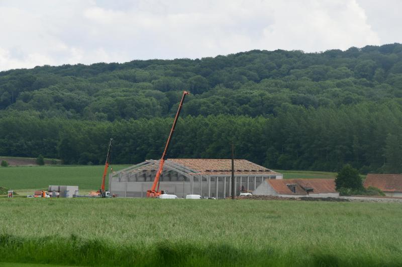 A Béclers, avoisinant la ferme expérimentale de Liessart, de nouveaux bâtiments sont en construction sur le site de la ferme Pétrieux pour accompagner l’accroissement des activités du semencier.