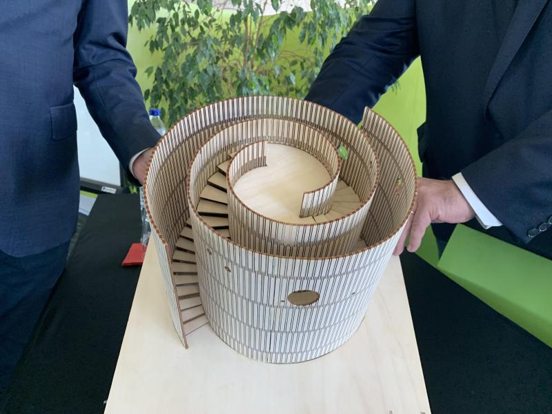 Vue de la maquette du Pavillon en bois, utilisant la technique du cintrage à froid, réversible et peu énergivore etpermet la valorisation de chutes ou de matériau en fin de vie. Ce processus innovant montre l’étendue des possibilités liées à l’utilisation du bois dans la construction.
