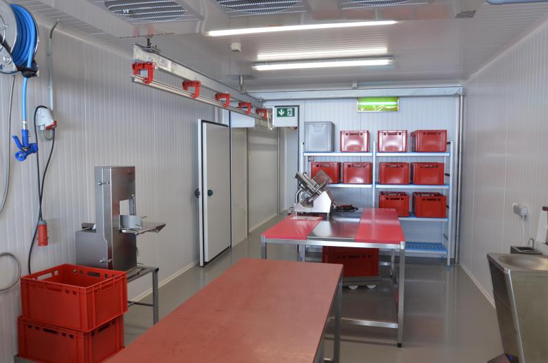 Le rail permet de mener les carcasses jusqu’à l’atelier de découpe de viande.