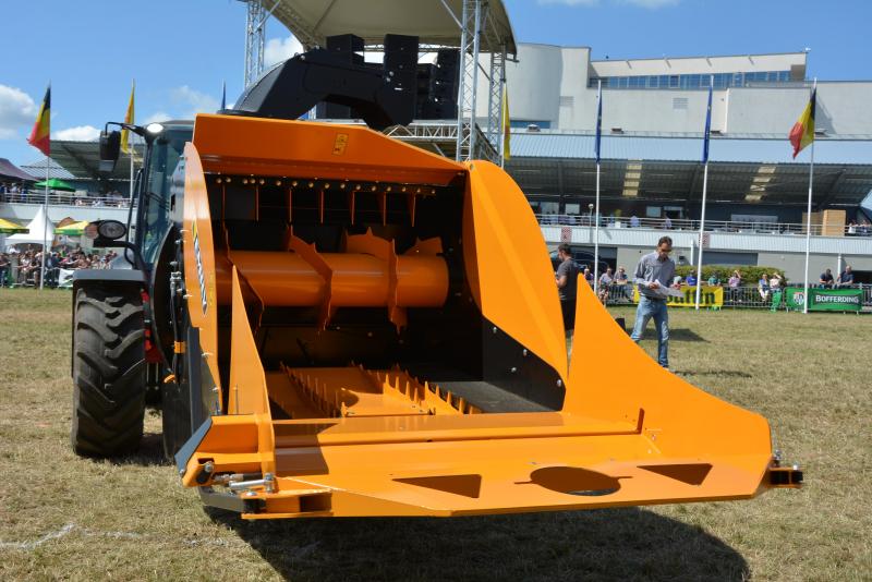 Avec le Emily V-Cut, la coupe des liens est réalisée grâce à deux couteaux  actionnés hydrauliquement qui sont pilotés par l’intermédiaire  d’une commande extérieure positionnée sur le côté de la pailleuse.
