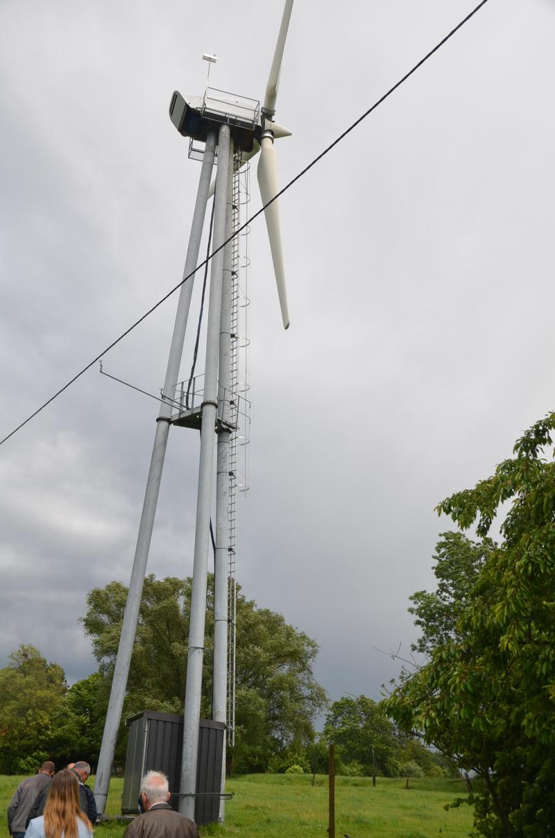 L’éolienne repose sur un trépied bien ancré au niveau du sol. Elle dispose de deux générateurs électriques, d’une puissance de 20 et de 95 kW. Hubert Vanhessche signale que le générateur de 95 kW n’est pas utilisé alors qu’il l’était au Danemark, où il y a beaucoup plus de vent que chez nous.