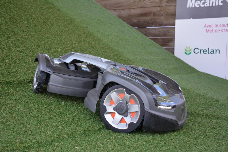 L’Automower 435X AWD est conçu avec un corps articulé lui permettant de tondre  des terrains accidentés avec des pentes jusqu’à 70 % d’inclinaison.