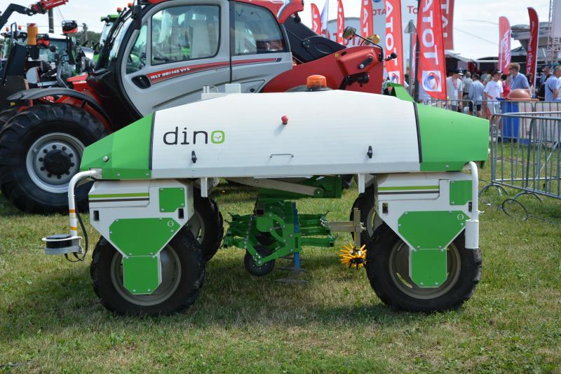 Le robot de désherbage Dino peut supporter jusqu’à 6 éléments porte-outils sur lesquels  on peut fixer, notamment, des socs rasettes, des dents droites ou des roues étoiles.