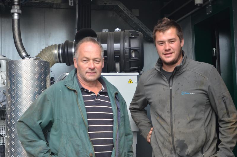 Eric Jonkeau et son fils Pierre-Olivier devant le moteur de cogénération.