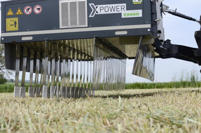 Les applicateurs sont attelés sur le relevage avant du tracteur. Les deux premières rangées  de « patins » sont chargées positivement et viennent lécher les adventices. Les « patins » de  la troisième rangée sont chargés négativement et absorbent le courant électrique résiduel.