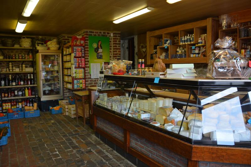 Dans leur magasin, Cindy et Christophe commercialisent leurs propres productions auxquelles s’ajoutent celles de fermiers et artisans locaux.