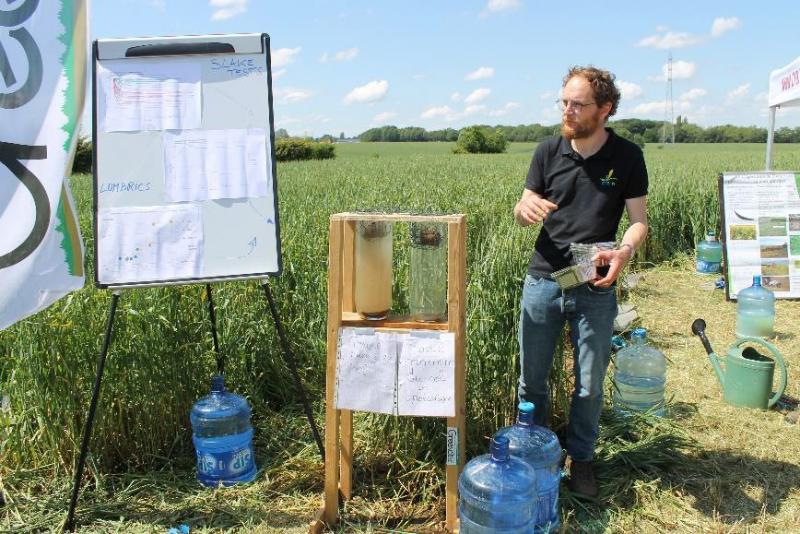 Très démonstratif, le slake test présenté par Frédéric Vanwindekens (Cra-w) illustre l’effet du labour sur la cohésion des agrégats et particules de sol.