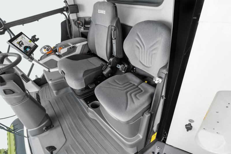 La nouvelle cabine est plus spacieuse et mieux insonorisée.  La colonne de direction s’adapte aux préférences du chauffeur.