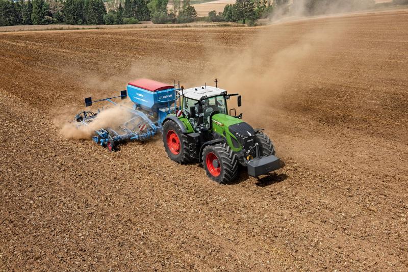 Les modèles de la série Fendt 900 Vario développent  de 296 à 415 ch grâce à leur moteur MAN 6 cylindres de 9 l.