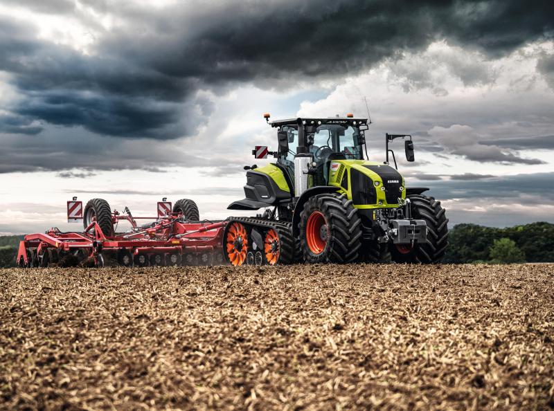 Claas commercialise désormais l’Axion en une version Terra Trac à chenilles arrière.