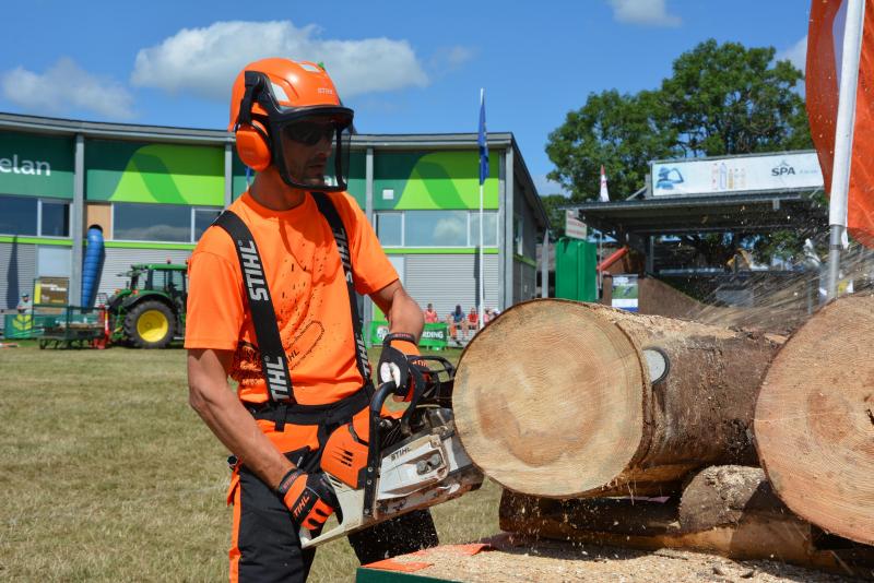 Sur la MS 500i, Stihl a remplacé le carburateur et le module d’allumage  par des capteurs électroniques. Le démarrage de l’outil s’en trouve facilité.
