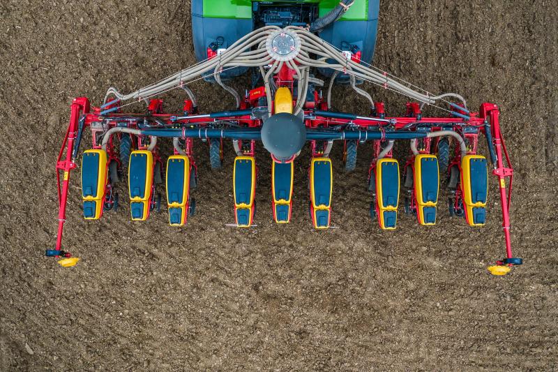 Avec la fonction WideLining, le semoir Tempo règle automatiquement les éléments semeurs pour créer des jalons praticables par l’épandeur de lisier.