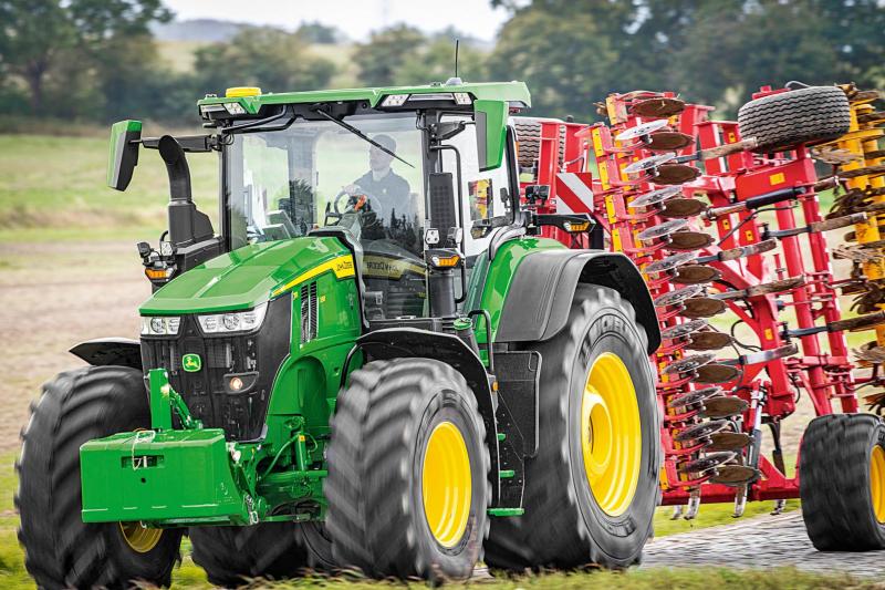 John Deere décline la gamme 7R en cinq modèles de 250 à 330
ch.
