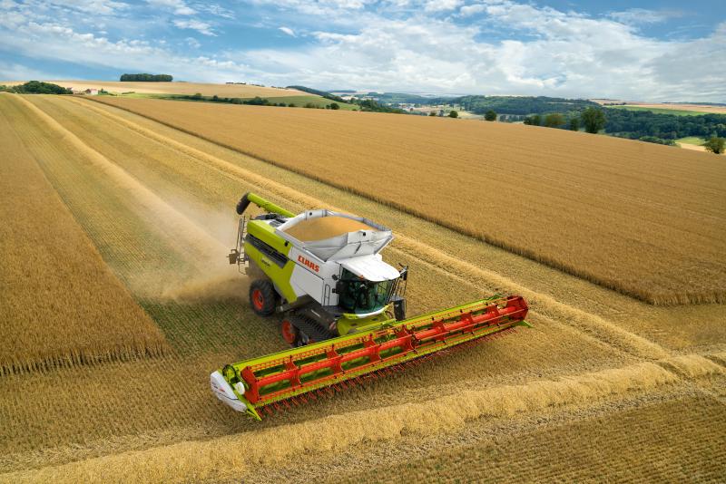 Les Lexion 7000 et 8000 sont équipées d’une trémie d’une capacité de 10.000 à 18.000
l
