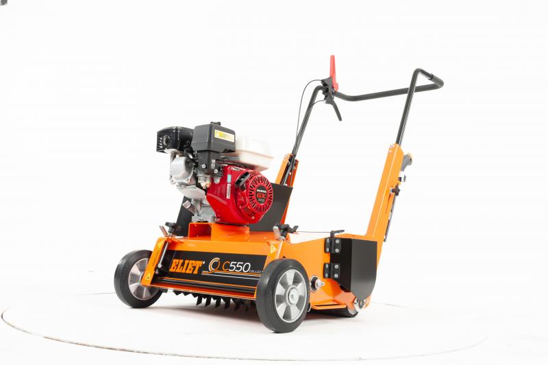 Le scarificateur C5550 ZR collecte les déchets verts scarifiés et les rassemble en andains,  ce qui facilite leur évacuation ultérieure par l’entrepreneur de jardin.