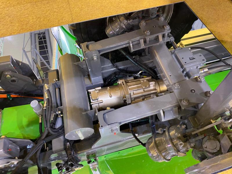 L’installation d’un miroir sous la machine exposée permet de visualiser l’intégration du moteur électrique et de la boîte de transfert au niveau du châssis, au-dessus du premier essieu.