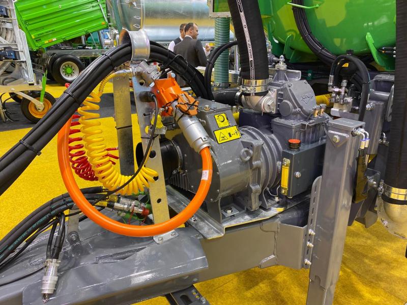 La connexion électrique de la tonne à lisier au tracteur se réalise simplement par le branchement d’une prise qui, comme l’ensemble du circuit électrique, répond aux normes de l’AEF en matière de sécurité.
