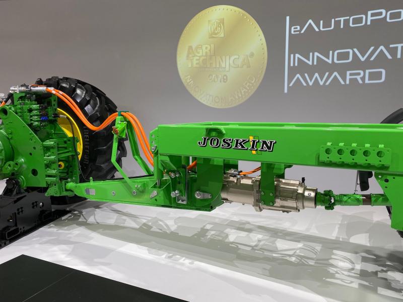 Cette maquette, qui sera présente à Agribex mais aussi aux portes ouvertes de Joskin en janvier, permet de visualiser l’ensemble du système E-Drive, et notamment les connexions électriques entre le tracteur et la machine.
