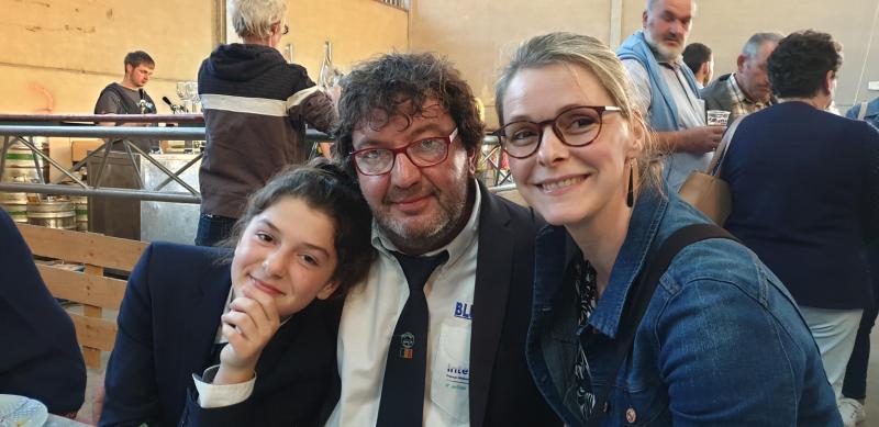 Rose, Michel et Françoise Marion aiment l’engouement autour des concours  de la Bleue Mixte. L’éleveur profite d’ailleurs toujours d’une fin de concours  pour apprendre à sa fille ce à quoi il faut faire attention pour juger un animal.