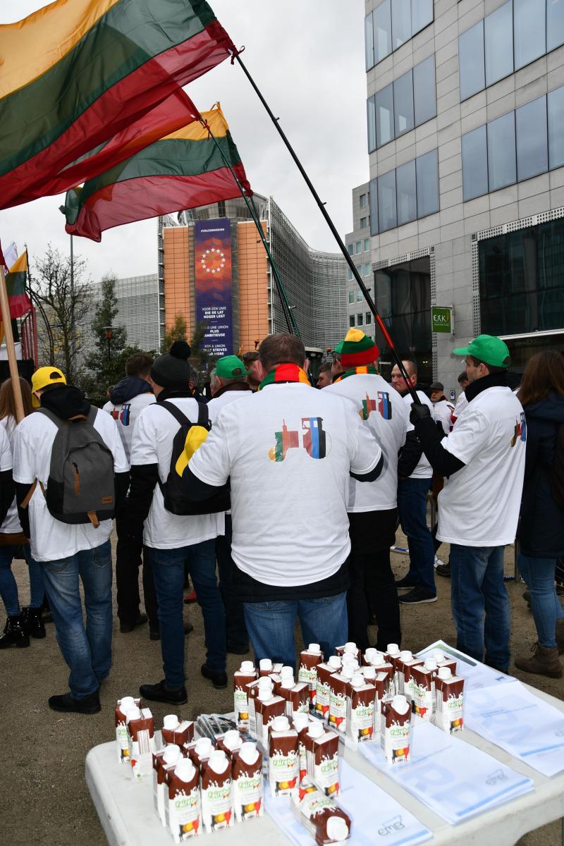 Le 20 février dernier, soutenues par l’Emb, des délégations de producteurs laitiers des pays baltes et de représentants d'autres organisations agricoles de Lituanie, Lettonie et Estonie sont venues manifester près du bâtiment du Conseil de l’UE pour demander notamment des conditions égales en matière de paiements directs.