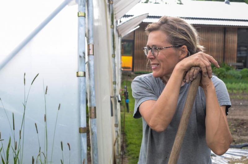 Anne s’est formée et s’est inspirée auprès de nombreux maraîchers avant de débuter son activité. Une étape nécessaire quand on sait qu’un maraîcher doit maîtriser la culture de plus de 50 légumes différents.