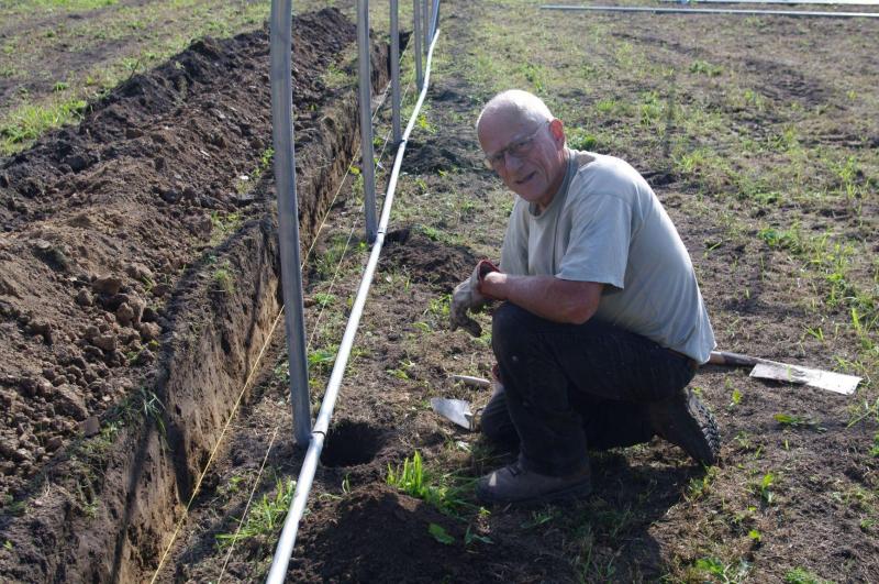Râteau traceur et bobines de fils seront également utiles à Jean-Martin pour tracer des lignes de semis droites et respecter les espacements des légumes.
