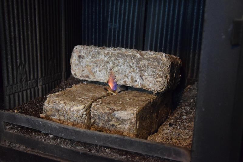 Les buches de bois compressé sont uniformes et assez légères donc faciles à stocker. Elles sont garanties à moins de 10% d’humidité, brulent vite et font moins de cendres.