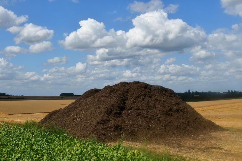 «La matière organique humifiable étant aussi rare que précieuse pour maintenir la fertilité des terres cultivées, il convient prioritairement de la restituer aux champs. Leur usage à d’autres finalités (énergie, biométhanisation, construction) doit être mûrement réfléchi et quantifié», avertit également ce rapport.