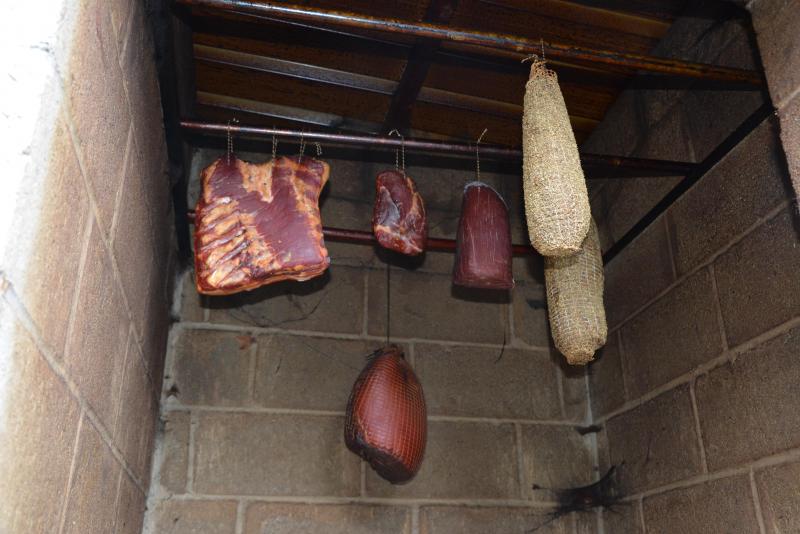 Un fumoir a été installé à côté de l’atelier de découpe. Il permet à Yann de préparer des salaisons, sa passion.