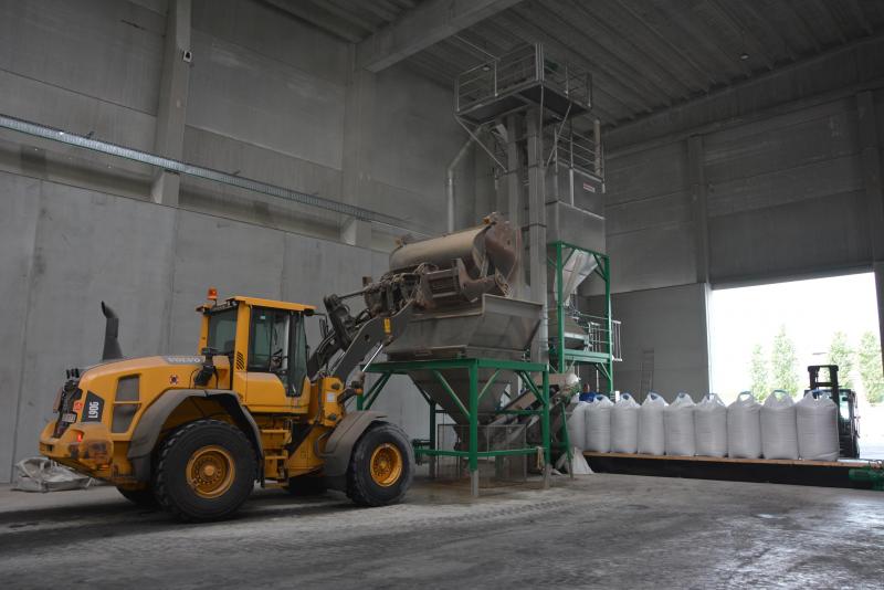 Le hall de stockage abrite une installation de mise en big-bags des engrais, un conditionnement de plus en plus demandé par les agriculteurs.