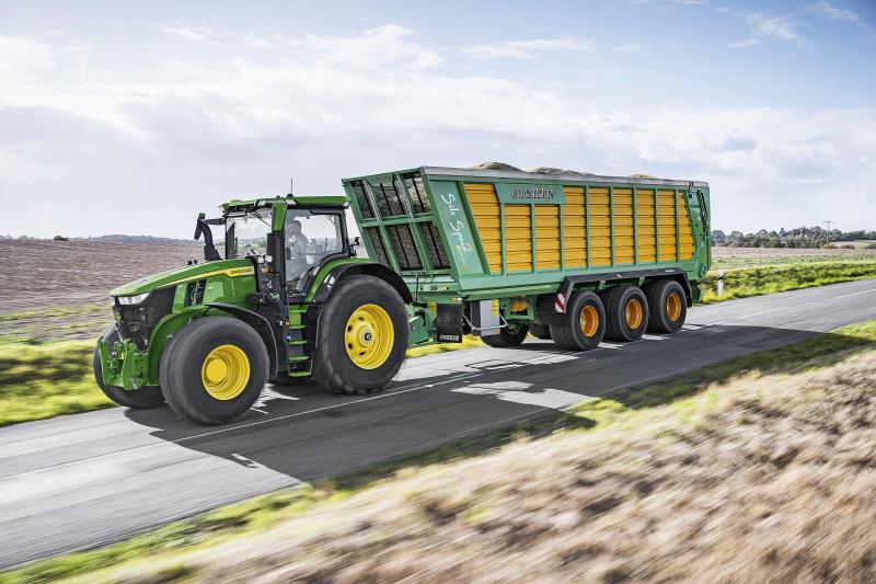 Avec le 7R350, d’une puissance de 350
ch, John Deere complète son offre «
7R
» par le haut.