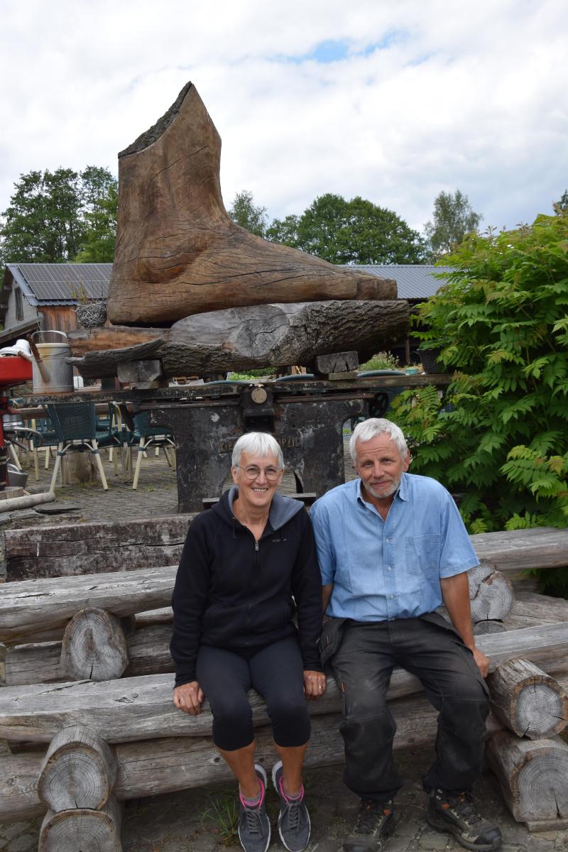 Elle, enseignante, lui, exploitant forestier, tous deux grands-parents… José et Marie-Christine profitent de leur atouts pour proposer un Sentier Pieds Nus qui plait à un large public.