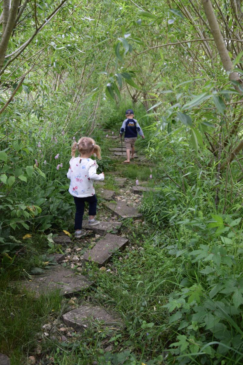 Des pieds enterrés dans le sable, un passage étroit dans les bois, une collecte de pommes de pins, une traversée de ruisseau… il reste peu de place pour l’ennui.