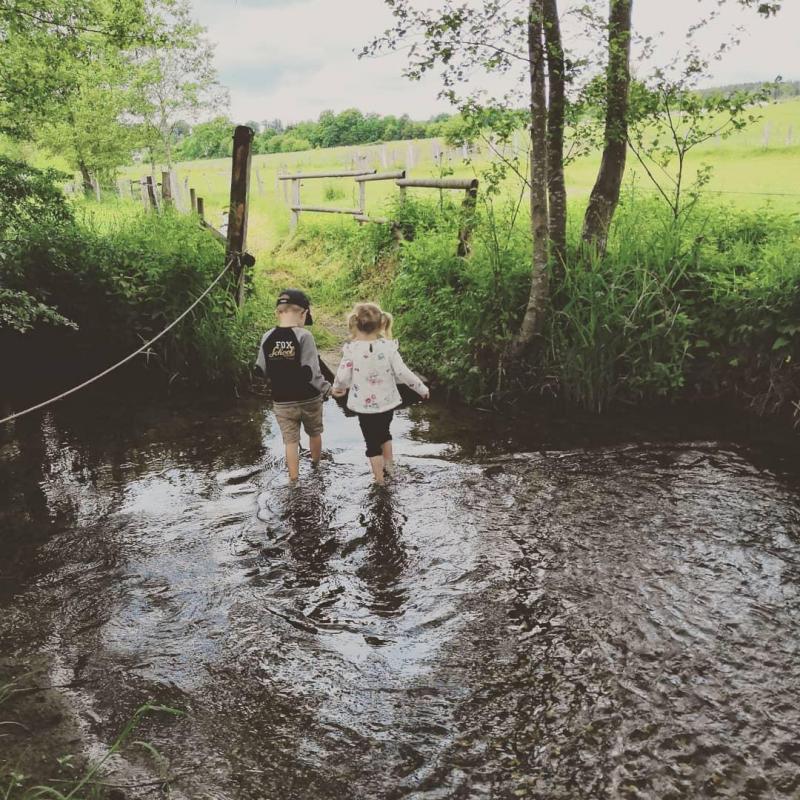 L’eau, un des éléments qui attire le plus les jeunes enfants.