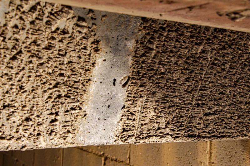 Pour le nettoyage des sols et des murs, utiliser des brosses dures (métalliques ou plastique dur) pour détacher les dépôts et particules du béton.