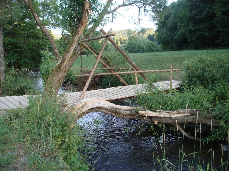 La présence d’un cours d’eau à proximité du lieu de camp est un plus mais n’est pas indispensable pour accueillir un groupe de jeunes.