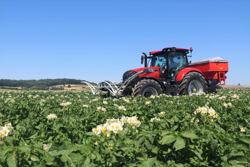 Grâce aux mesures effectuées par CropXplorer, la dose épandue  par le distributeur d’engrais est instantanément ajustée pour répondre  exactement aux besoins de la culture à chaque endroit dans le champ.