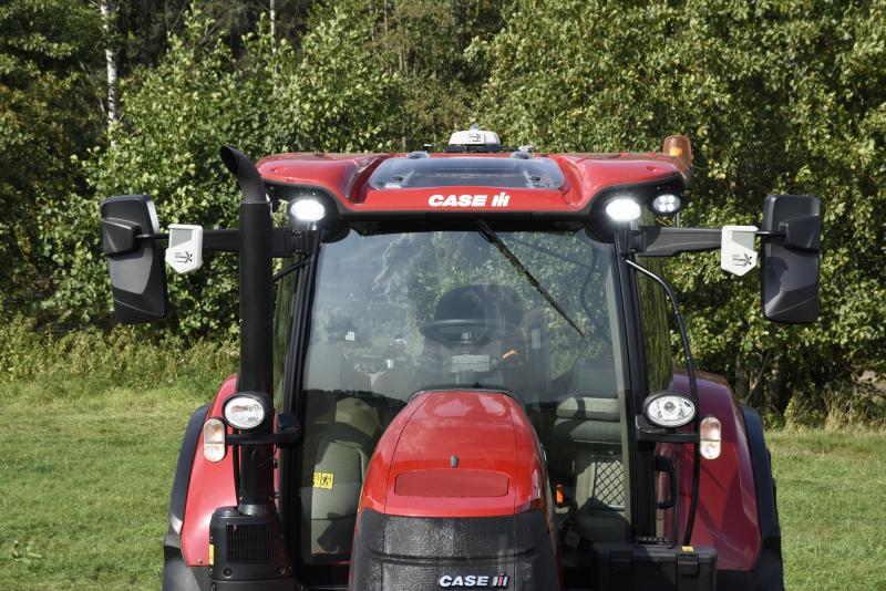 Les deux capteurs de CropXplorer Basic fixés aux rétroviseurs du tracteur mesurent  la lumière solaire réfléchie par les plantes tandis que le troisième,  sur le toit, analyse le spectre de la lumière ambiante.