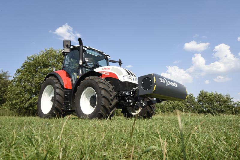 Le capteur  SoilXplorer,  monté sur le  relevage avant du tracteur, fournit instantanément  de multiples et précieuses données pour la gestion des sols des parcelles d’une exploitation.