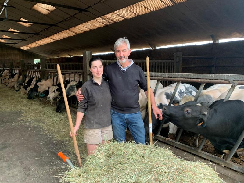 Yves-Marie et sa fille Margot. Une image symbolique à l’heure où l’avenir des fermes d’élevage est en grand danger. «La relève n’est possible que moyennant des prix rémunérateurs! La marque Fairebel Viande fait partie des solutions!»