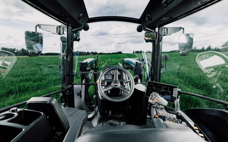 Dans la cabine des modèles commercialisés en version Versu,  on retrouve l’accoudoir SmartTouch (à droite).