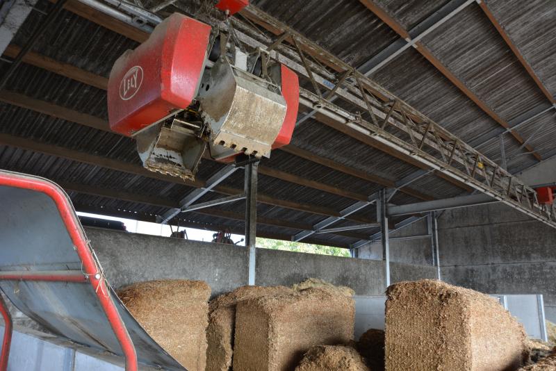 Dans la cuisine, les fourrages sont placés au sol (comme c’est le cas ici) ou dans des cellules. Le système prélève automatiquement les quantités d’aliments nécessaires à la préparation  de la ration et les transfère dans le robot (directement ou par l’intermédiaire  d’une mélangeuse fixe).