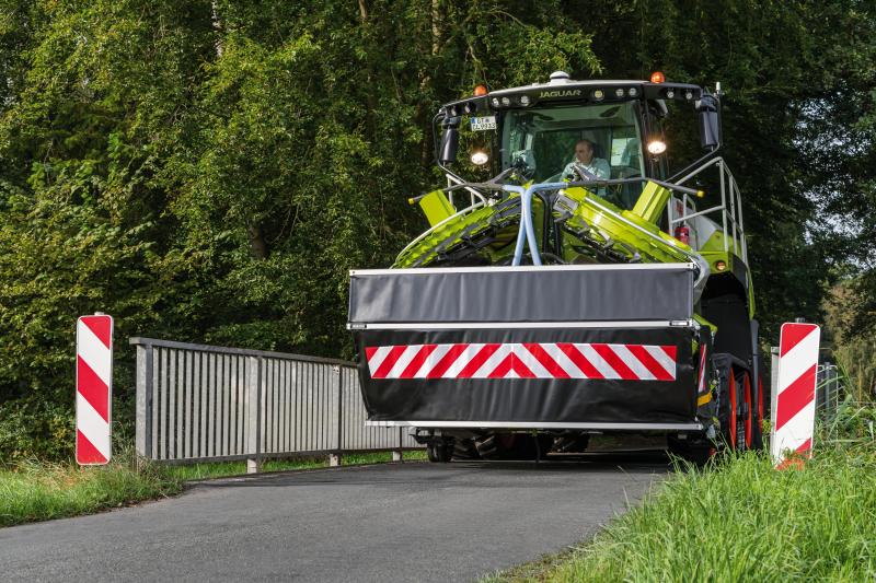 L’Orbis 900 intègre une nouvelle protection de transport automatique, avec autocollants d’avertissement et éclairage routier.