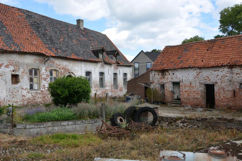 Le corps de ferme historique est en mauvais état, mais il sera prochainement entièrement rénové. Le bâtiment principal (à gauche) devrait devenir une salle de réception  dans laquelle sa production pourra être présentée sublimée.