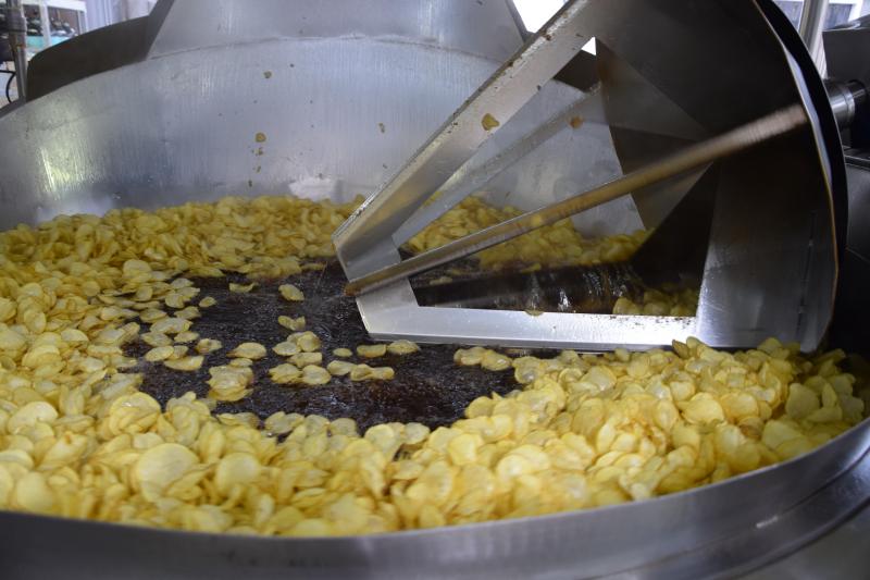 La cuisson prenant plus de temps que l’empaquetage, cela crée des temps morts. C’est pourquoi cette partie de la ligne de production sera prochainement doublée.